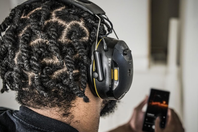 Preview: 3M™ PELTOR™ WorkTunes™ Connect Kommunikations Kapselgehörschutz mit Bluetooth® 90570E-1, SNR = 33 dB, Für laute Umgebungen und zum streamen von Telefonaten, Musik und Podcasts, Schwarz, Kabellos, Integriertes Mikrofon, Bluetooth®