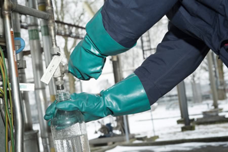 Preview: Ansell AlphaTec™ 58-335 Chemikalienschutzhandschuh 58335100, Für chemische und mechanische Belastungen, Größe 10, Grün, 380 mm lang, Mit AQUADRI™ Moisture Management Technologie