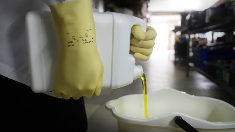 Preview: Ansell AlphaTec™ 88-394 Chemikalienschutzhandschuh 88394090BP, Für Lebensmittelverarbeitung, Größe 9, Gelb, 305 mm lang, Mit sicherem Grip und hoher Fingerfertigkeit