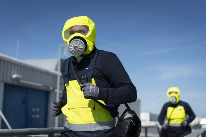 Preview: Dräger® PARAT® 4730 Industrie Fluchthaube R59431, ABEK15 P3 Kombi Filter für mind. 15 Min. Schutz, Hard Case, Universalgröße, Fluchthaube zum Schutz gegen toxische Industriegase, Dämpfe und Partikel