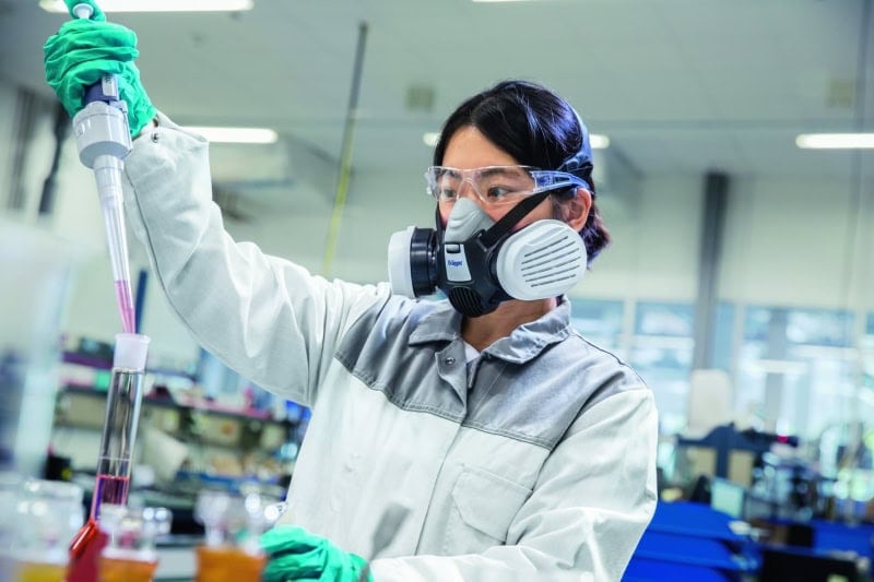 Preview: Dräger® X-plore® 3300 Gasmaske / Halbmaske Handwerker Set 3701431, Größe S, P3 R D Partikelfilter, Soft TPE, Dräger® Bajonett-Klick Filteranschluss