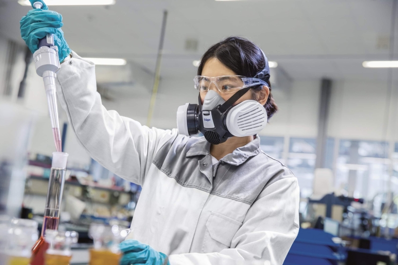 Preview: Dräger® X-plore® 3300 Gasmaske / Halbmaske Chemiearbeiter Set 3708071, Größe S, A1B1E1K1 Hg P3 R D Kombinationsfilter, Soft TPE, Dräger® Bajonett-Klick Filteranschluss