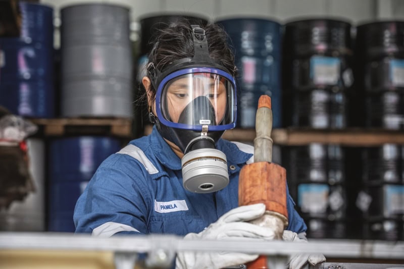 Preview: Dräger® X-plore® 6300 Gasmaske / Vollmaske Chemiearbeiter Multikit 3735970, Universalgröße, A2B2E2K2 Hg P3 R D Kombinationsfilter, Kratz- & UV beständige PMMA Sichtscheibe, EPDM Maskenkörper, Blauer Kunststoffrahmen, RD40 Filteranschluss [NATO Standard]
