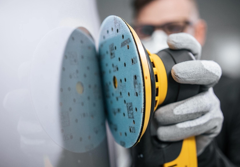 Preview: Mirka® Galaxy Schleifscheiben Testkit SEYGALAXY150L, Ø 150 mm, 2x P40, P80, P120, P180, P240, P320, Multilochung, Kletthaftend, Multifit™ Technologie, Filmscheibe mit Präzisions-Keramik- & Aluminiumkorn