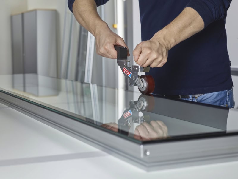 Preview: tesa® ACXplus 7074 Klebeband, 1240 mm x 25 m, 1 mm, Schwarz, Weiße Abdeckung, PV 22, Doppelseitiges Acrylatschaum Multi-Material Klebeband