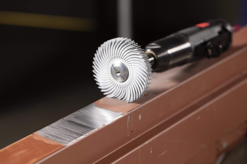 Preview: 3M™ Scotch-Brite™ Präzisions Radialborstenbürste PN-RB 7100374909, Ø 194 mm x 32 mm, Breite: 25 mm, 80+, Typ C (Gebogene Borsten), Mit Flansch, Orange, 6.000 U./Min., Für Reinigungs- und Entgratungsarbeiten