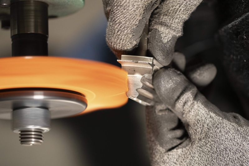 Preview: 3M™ Scotch-Brite™ Präzisions Radialborstenbürste PN-RB 7100374909, Ø 194 mm x 32 mm, Breite: 25 mm, 80+, Typ C (Gebogene Borsten), Mit Flansch, Orange, 6.000 U./Min., Für Reinigungs- und Entgratungsarbeiten