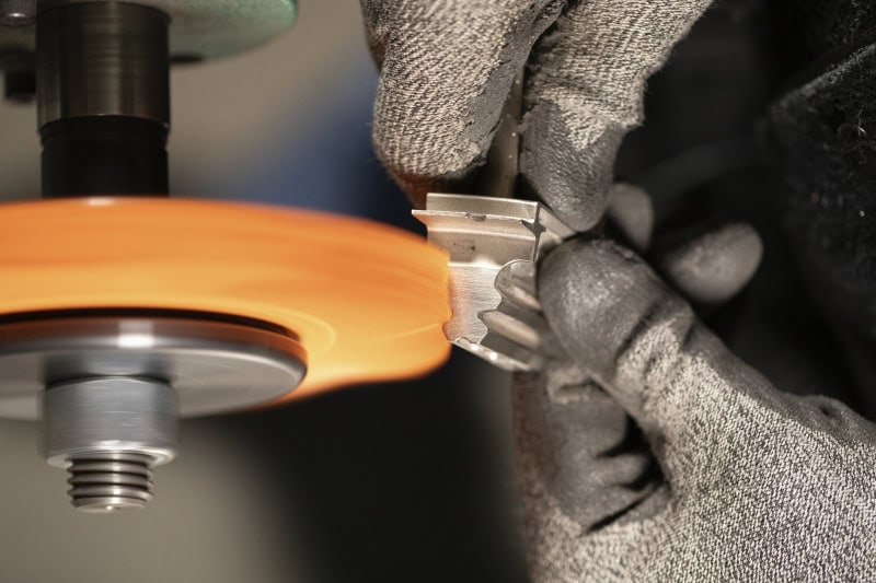 Preview: 3M™ Scotch-Brite™ Präzisions Radialborstenbürste Einzelsegmente PN-RB 7100374924, Ø 194 mm, 120+, Typ C (Gebogene Borsten), Ohne Adapter, Grau, 6.000 U./Min., Für Reinigungs- und Entgratungsarbeiten
