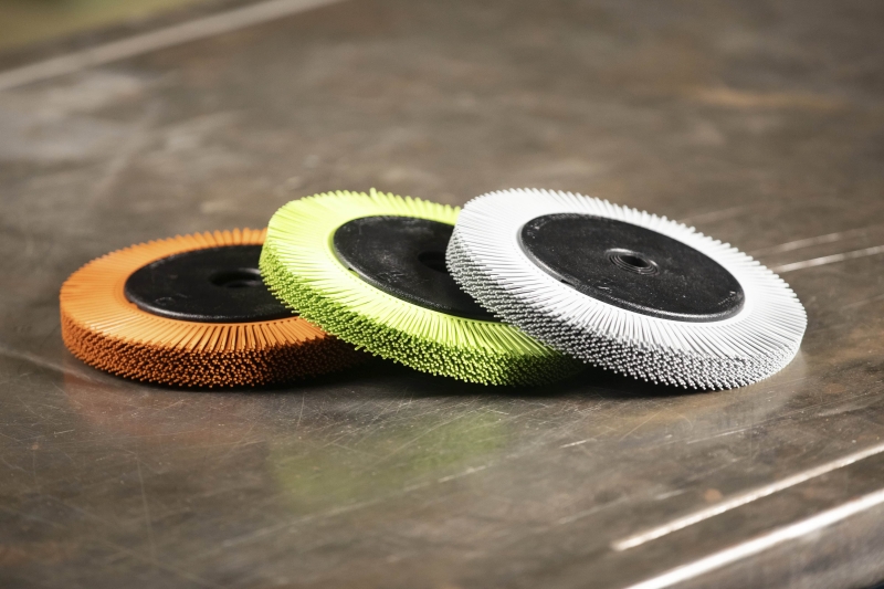 Preview: 3M™ Scotch-Brite™ Präzisions Radialborstenbürste PN-RB 7100374911, Ø 50 mm x ø 10 mm, 80+, Typ C (Gebogene Borsten), Orange, 25.000 U./Min., Für Reinigungs- und Entgratungsarbeiten