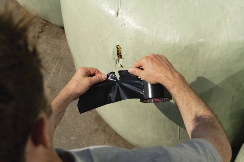 Preview: tesa® Siloband / Reparaturband 4648, 75 mm x 33 m, 0,12 mm, Schwarz, Ideal für die Reparatur von Silofolien & Silageballen Umwicklungen
