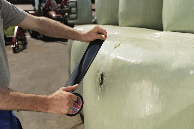Preview: tesa® Siloband / Reparaturband 4648, 50 mm x 33 m, 0,12 mm, Schwarz, Ideal für die Reparatur von Silofolien & Silageballen Umwicklungen