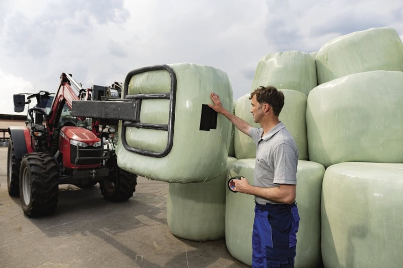 Preview: tesa® Siloband / Reparaturband 4648, 1410 mm x 33 m, 0,12 mm, Schwarz, Ideal für die Reparatur von Silofolien & Silageballen Umwicklungen