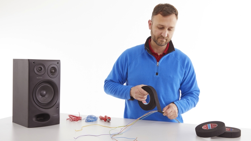 Preview: tesa® PET Vliesband / Kabelsatzband 51609, 19 mm x 50 m, 0,28 mm, Schwarz, Geräuschdämmend, Ideal zum Umwickeln von Kabelsätzen