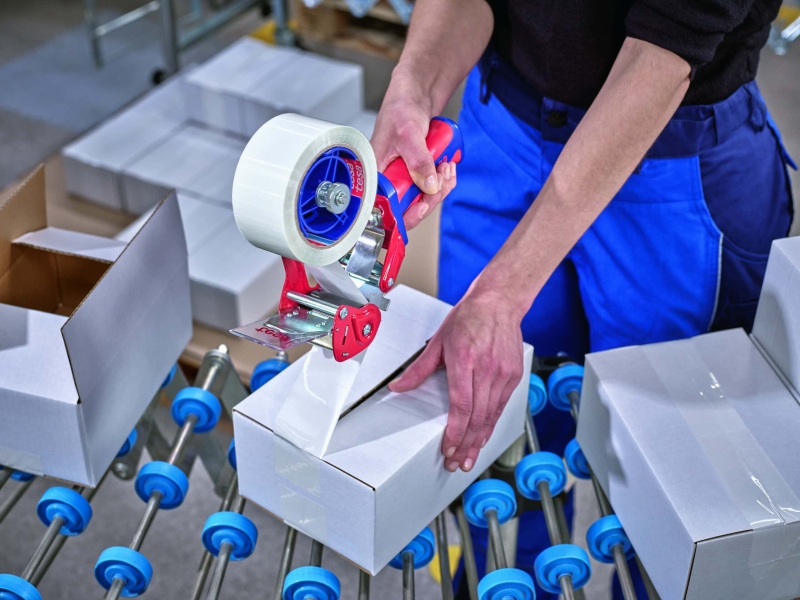 Preview: tesa® Verpackungsklebeband 60416, 150 mm x 1025 m, 0,042 mm, Weiß, Dünn, Leises Abrollen, Recycling Freundlich, Sortenrein, Nachhaltiges Universal PET Verpackungsklebeband, Für leichte & mittelschwere Kartons bis 30 Kg