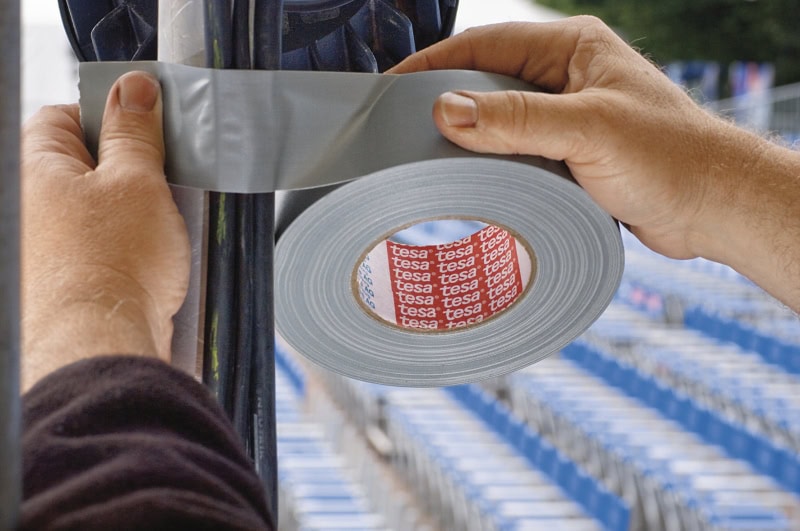 Preview: tesaband® Gewebeband 53799, 1300 mm x 50 m, 0,31 mm, Olivgrün, Reflektierendes Gewebeband mit PE-Beschichtung für raue Untergründe