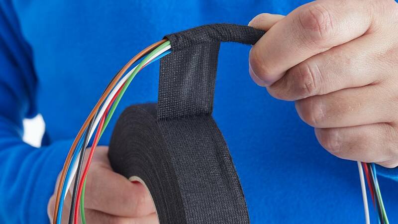 Preview: tesa® PET Vliesband / Kabelsatzband 51609, 9 mm x 50 m, 0,28 mm, Schwarz, Geräuschdämmend, Ideal zum Umwickeln von Kabelsätzen