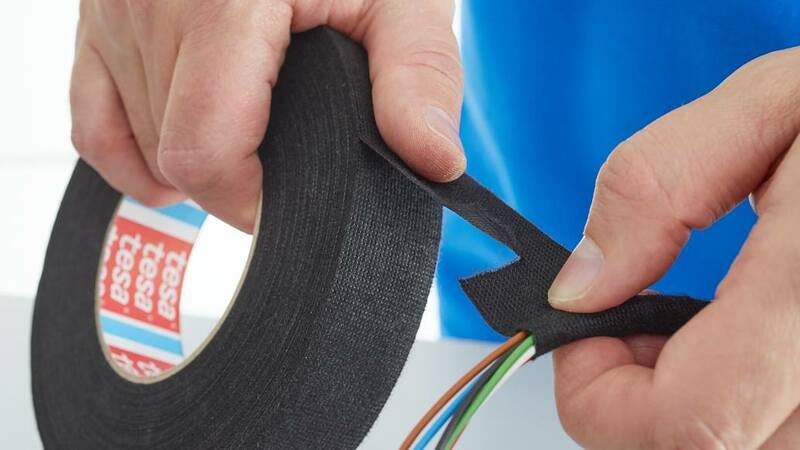 Preview: tesa® PET Vliesband / Kabelsatzband 51609, 15 mm x 50 m, 0,28 mm, Schwarz, Geräuschdämmend, Ideal zum Umwickeln von Kabelsätzen