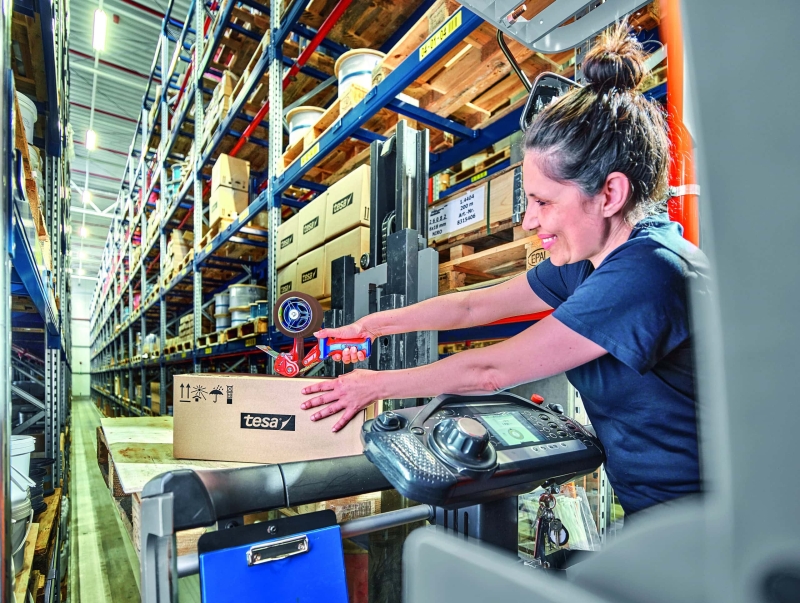 Preview: tesa® Verpackungsklebeband 60416, 50 mm x 100 m, 0,042 mm, Transparent, Dünn, Leises Abrollen, Recycling Freundlich, Sortenrein, Nachhaltiges Universal PET Verpackungsklebeband, Für leichte & mittelschwere Kartons bis 30 Kg