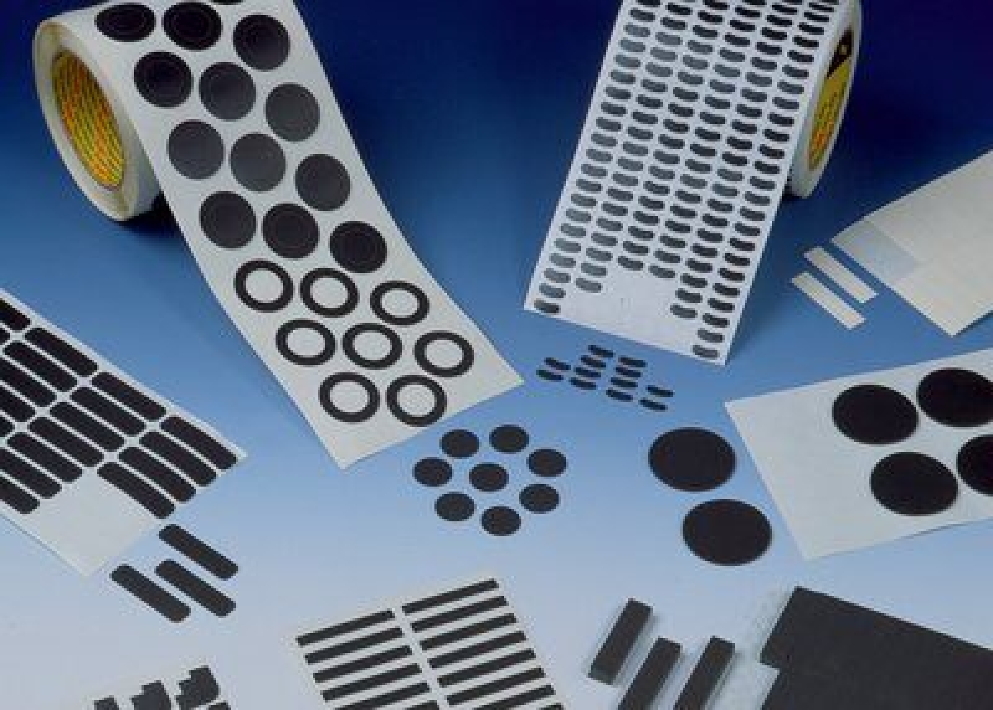 3M™ Bumpon™ SJ 6208 S, B: 114 mm, L: 33 m, H: 3,2 mm, Schwarz, Rollenware, Elastikpuffer Rollenware mit R-25 Synthesekautschuk Klebstoff
