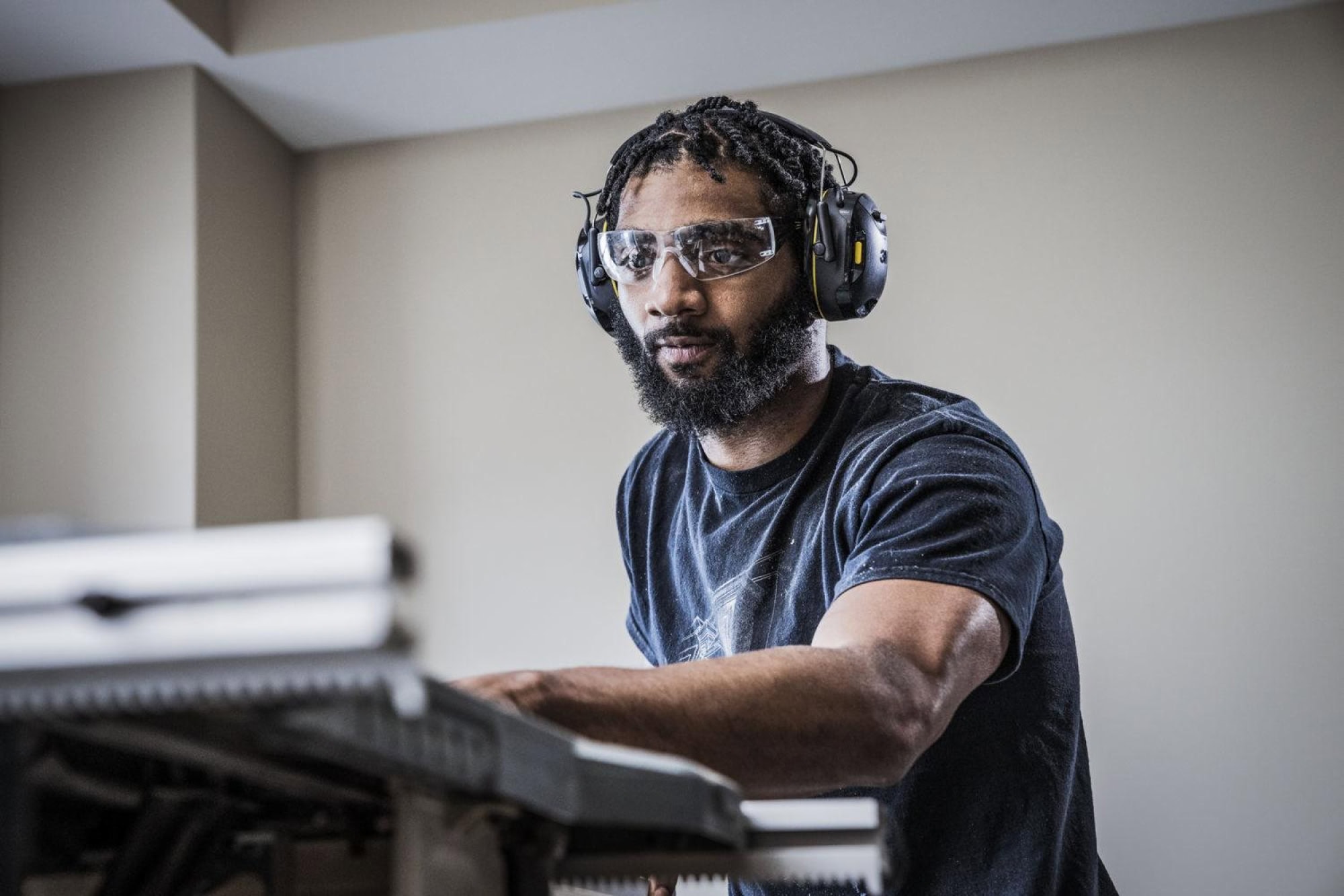 Preview: 3M™ PELTOR™ WorkTunes™ Connect Kommunikations Kapselgehörschutz mit Bluetooth® 90570E-1, SNR = 33 dB, Für laute Umgebungen und zum streamen von Telefonaten, Musik und Podcasts, Schwarz, Kabellos, Integriertes Mikrofon, Bluetooth®