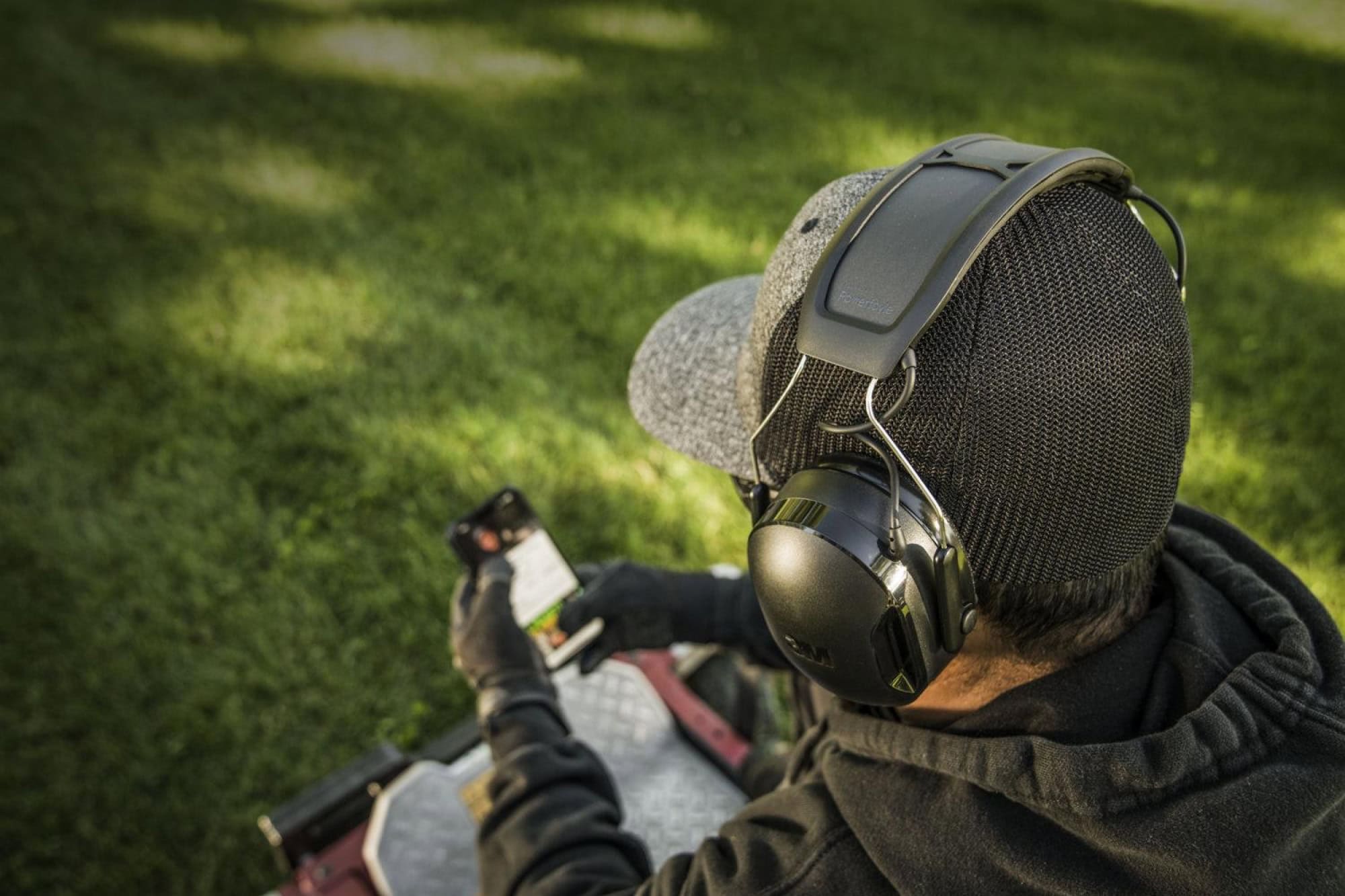 Preview: 3M™ PELTOR™ WorkTunes™ Connect & Solar Kommunikations Kapselgehörschutz mit Bluetooth® 90573E-1, SNR = 33 dB, Für laute Umgebungen und zum streamen von Telefonaten, Musik und Podcasts, Schwarz, Kabellos, Integriertes Mikrofon, Solar, Bluetooth®