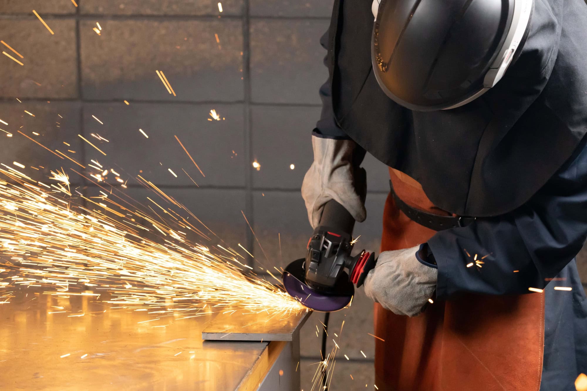 3M™ Cubitron™ 3 Cut and Grind Schruppscheibe 94542, Ø 180 mm x 4,2 mm, ø 22 mm, 36+, 8.500 U./Min., Typ 27 Gekröpft, Präzisions-Keramikkorn, Für alle Schrupp- und Trennarbeiten