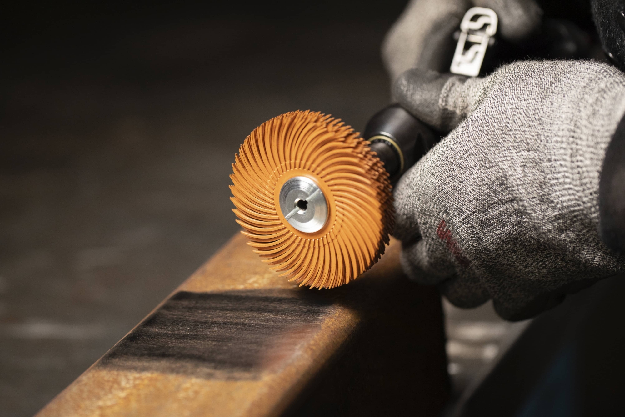 3M™ Scotch-Brite™ Präzisions Radialborstenbürste PN-RB 7100374909, Ø 194 mm x 32 mm, Breite: 25 mm, 80+, Typ C (Gebogene Borsten), Mit Flansch, Orange, 6.000 U./Min., Für Reinigungs- und Entgratungsarbeiten