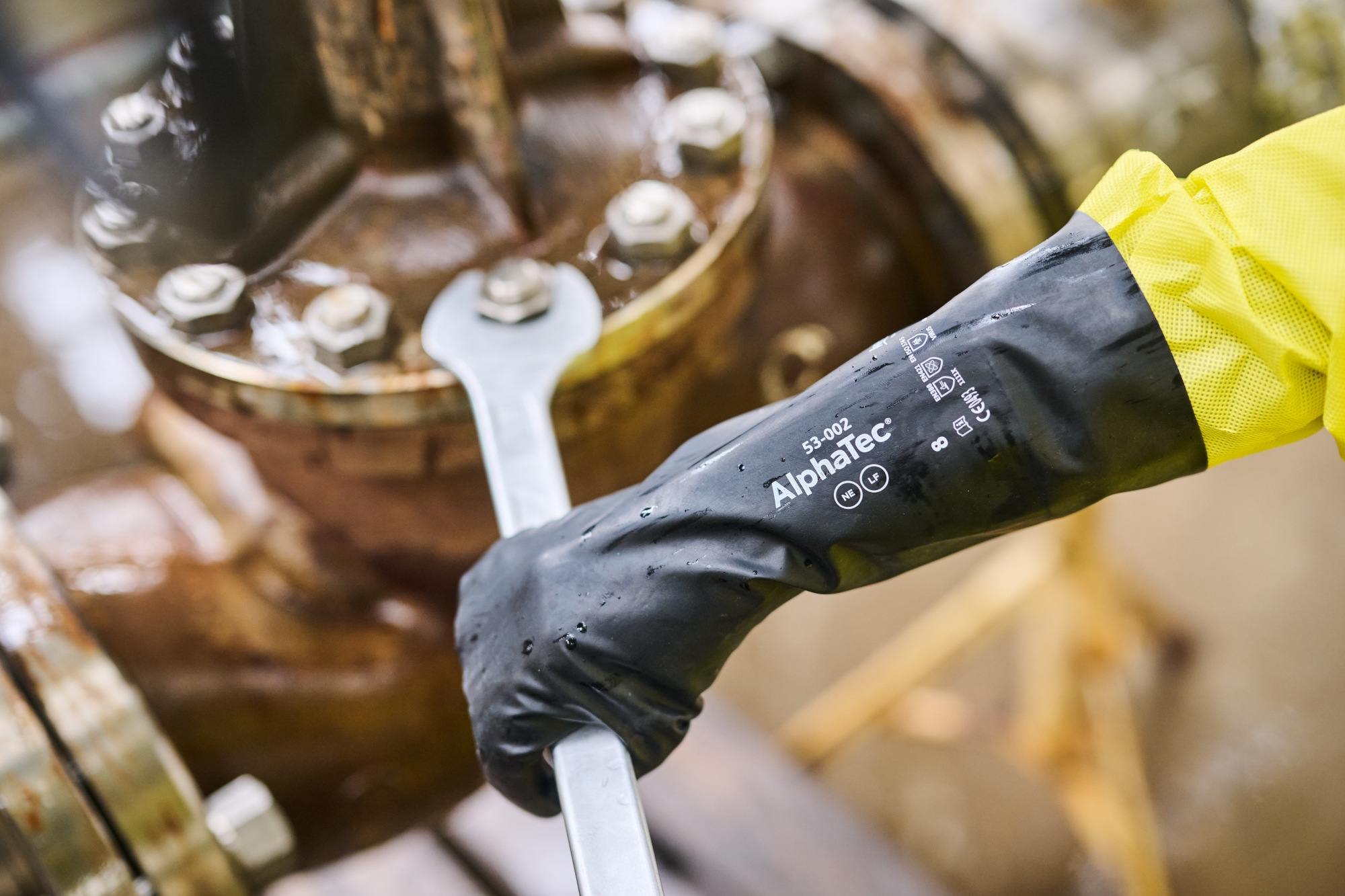 Preview: Ansell AlphaTec™ 53-002 Chemikalienschutzhandschuh 53002070, Für anspruchsvollen Chemikalienschutz in Industrie und Wartung, Größe 7, Schwarz, 350 mm lang, Mit MICROCHEM™ Chemical Barrier Technology
