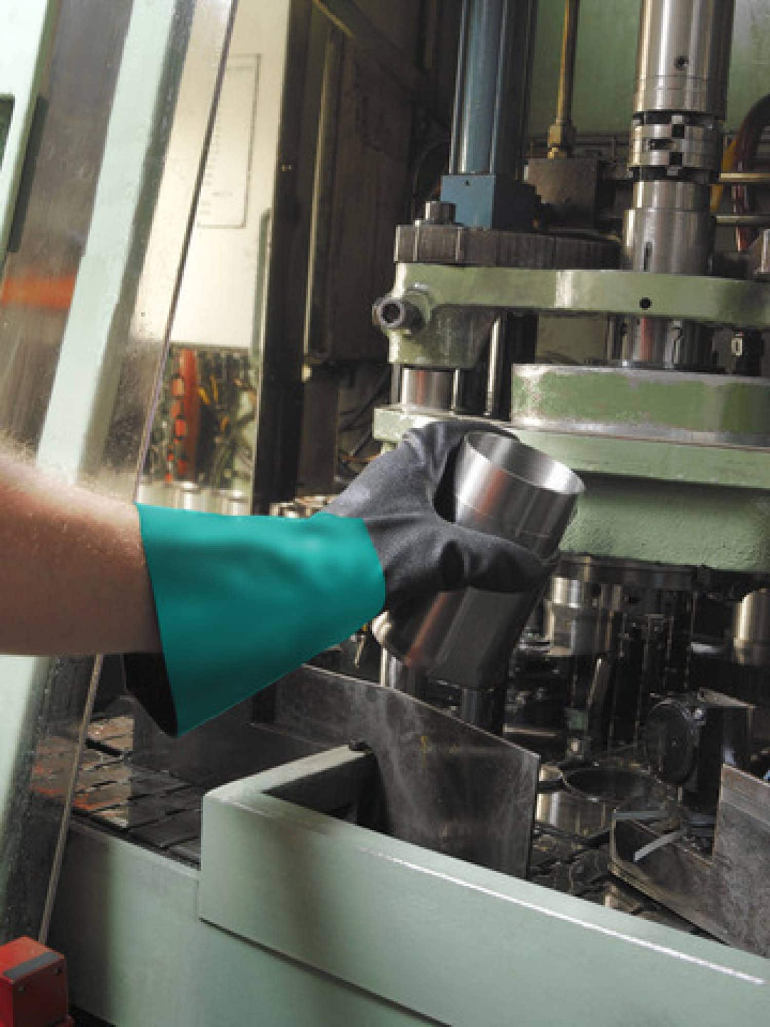 Preview: Ansell AlphaTec™ 58-530B Chemikalienschutzhandschuh 58530B100, Für sicheren Griff bei Chemikalien sowie Öl- und Feuchtarbeiten, Größe 10, Grau, 290 mm lang,  Mit Ansell GRIP™ Technologie