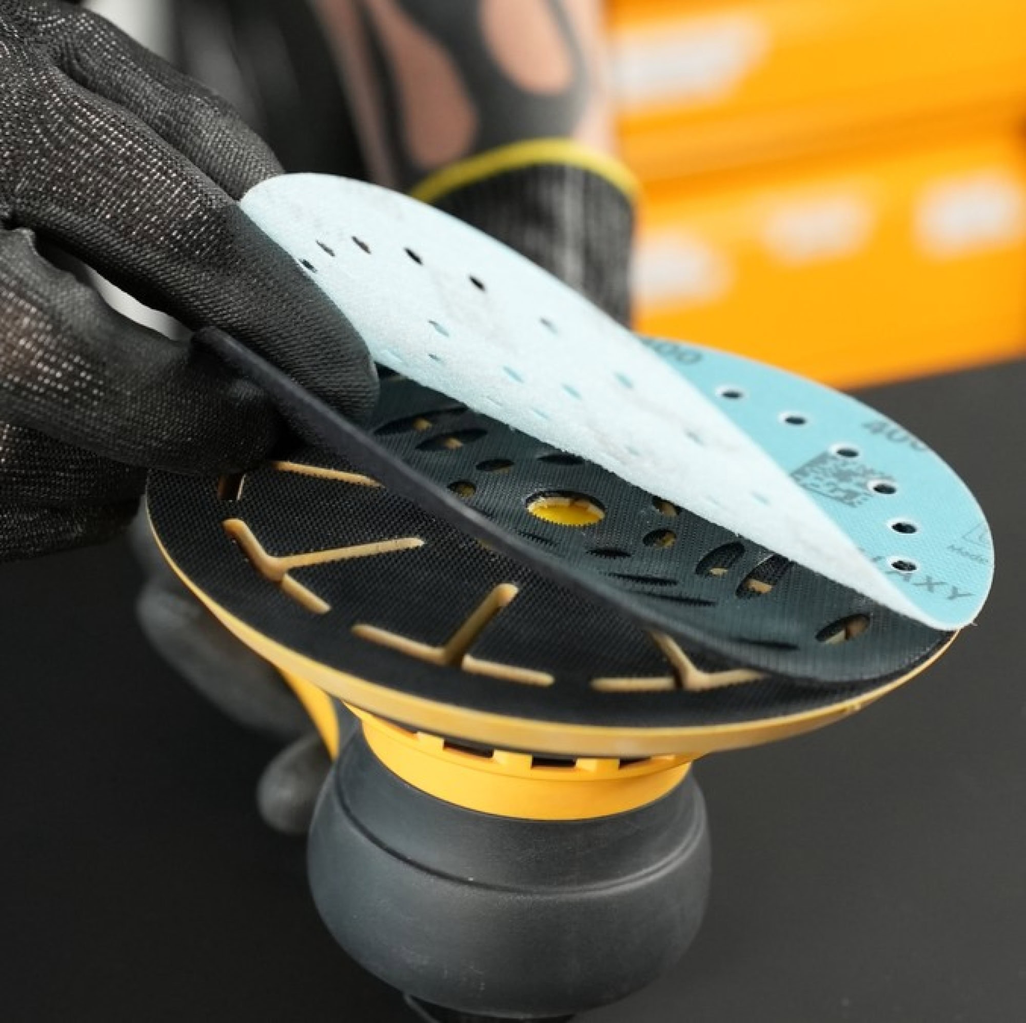 Preview: Mirka® 8292607011, Ø 150 mm, 5/16" Gewinde, Medium, 12T Löcher, Kletthaftend, inkl. 1x Schutzauflage, Multifit® Schleifteller für Lochsysteme: Multilochung und Gitternetzscheiben