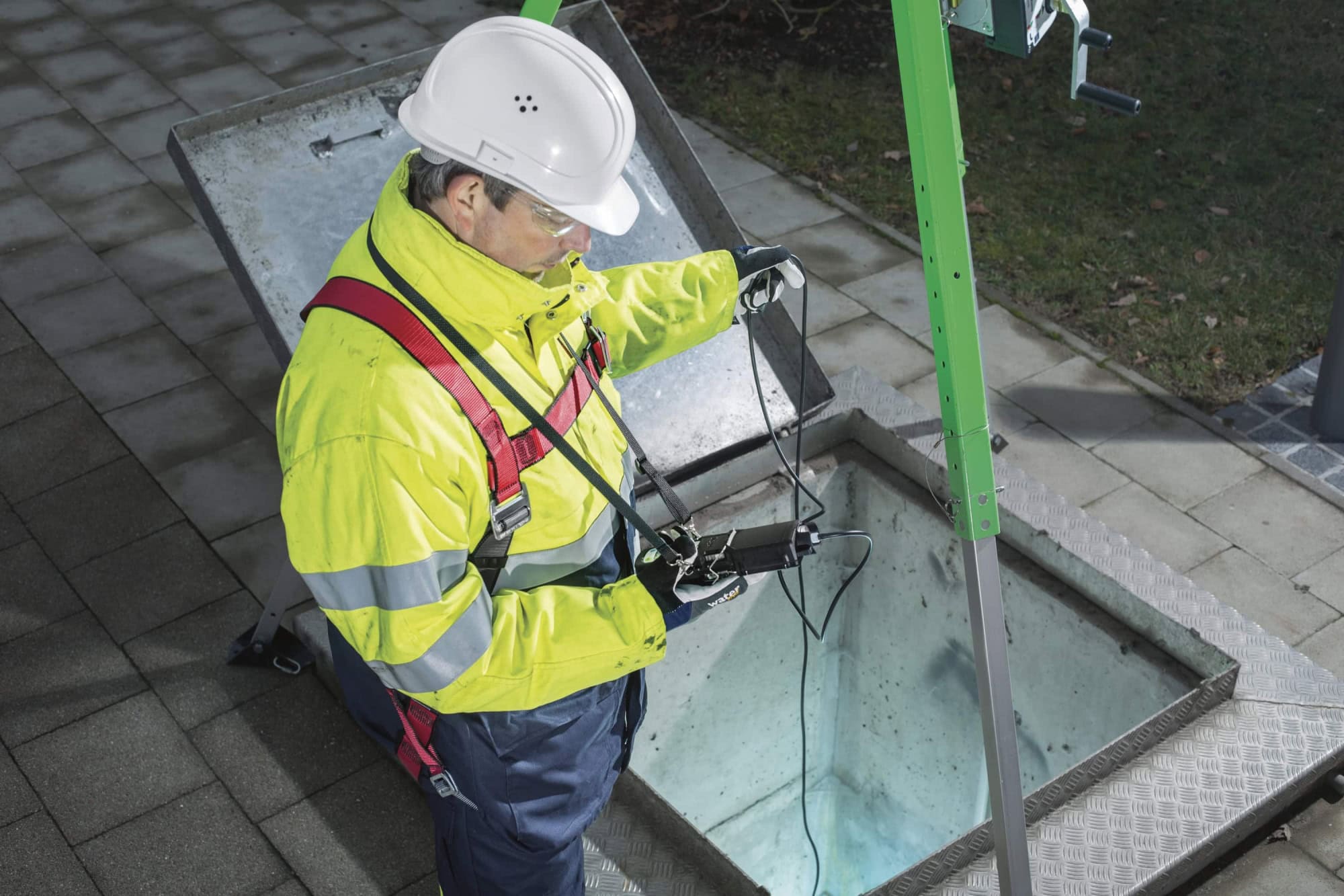 Dräger® X-am® 5X00 Abwasser Zubehör 3742458, X-am® Pumpe inkl. Koffer, Tragegurt, Schwimmersonde, 5 m FKM Schlauch & Ladegeräte, Zur Fernprobenahme von Gasen, Für Dräger® X-am® 5000 / 5600 / 5800