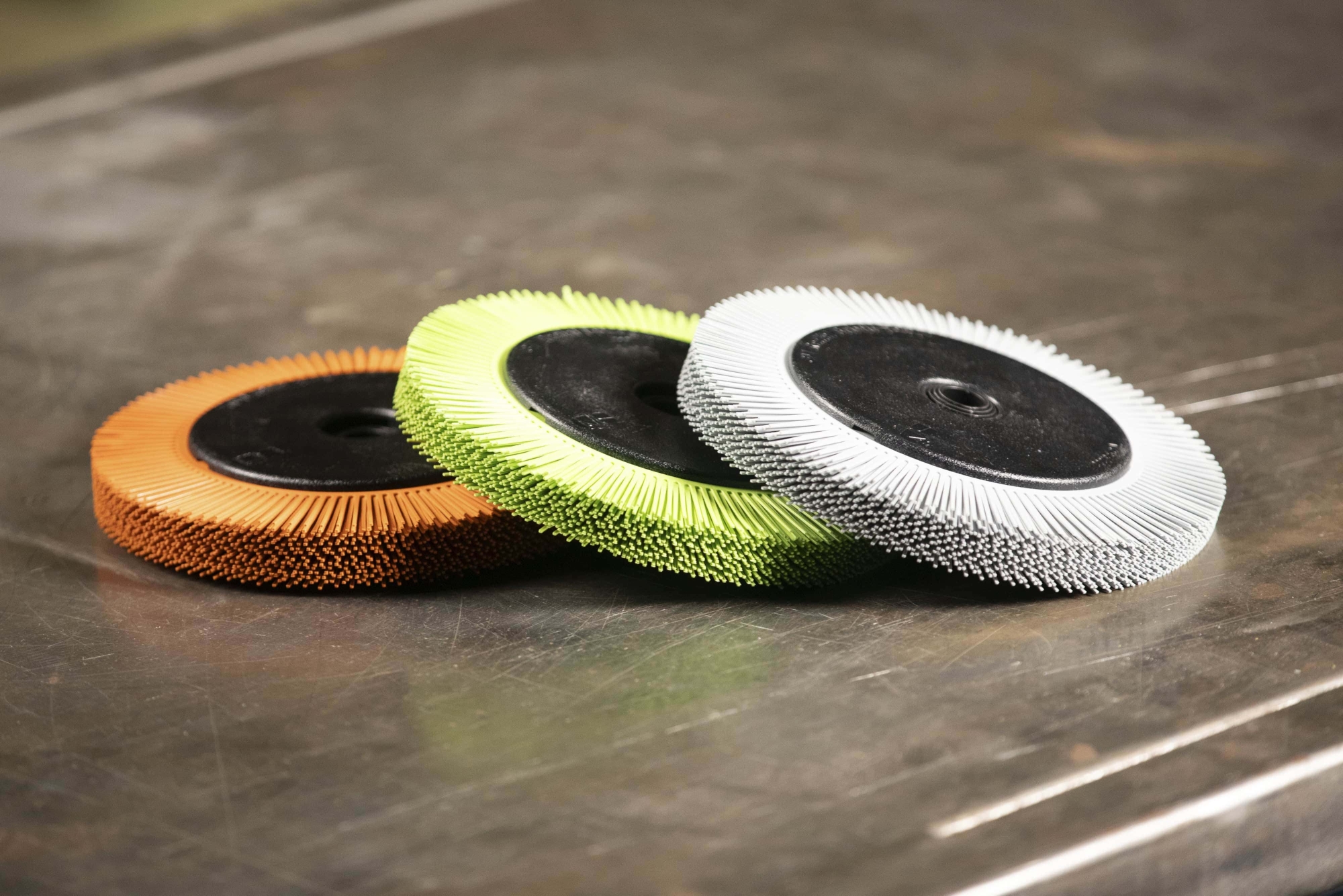 3M™ Scotch-Brite™ Präzisions Radialborstenbürste PN-RB 7100374909, Ø 194 mm x 32 mm, Breite: 25 mm, 80+, Typ C (Gebogene Borsten), Mit Flansch, Orange, 6.000 U./Min., Für Reinigungs- und Entgratungsarbeiten
