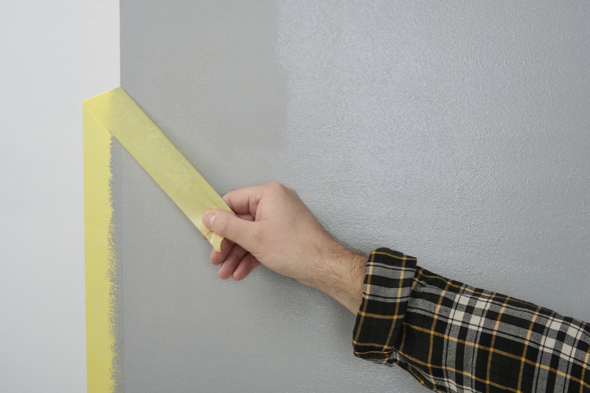 tesa® Professional 4334 Präzisionskrepp® PLUS, 1230 mm x 50 m, 0,09 mm, Gelb, Malerband & Lackierband für perfekte Ergebnisse