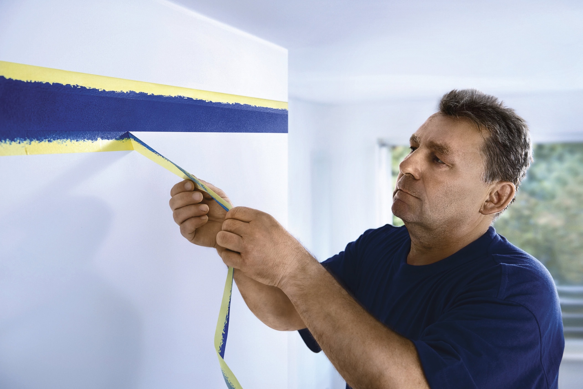 tesa® Professional 4334 Präzisionskrepp® PLUS, 1230 mm x 50 m, 0,09 mm, Gelb, Malerband & Lackierband für perfekte Ergebnisse