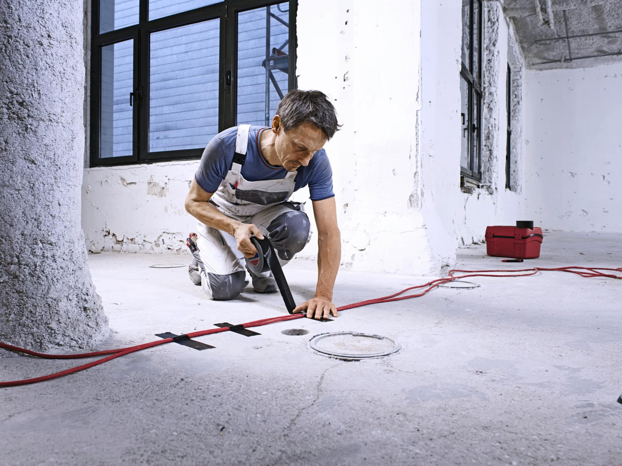 Preview: tesa® Professional Stein- & Betonband 4662, 48 mm x 25 m, 0,23 mm, Orange, Allzweck Gewebeband ideal für Putz- und Mauerwerksarbeiten