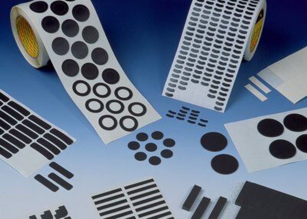 3M™ Bumpon™ SJ 6208 S, B: 114 mm, L: 33 m, H: 3,2 mm, Schwarz, Rollenware, Elastikpuffer Rollenware mit R-25 Synthesekautschuk Klebstoff