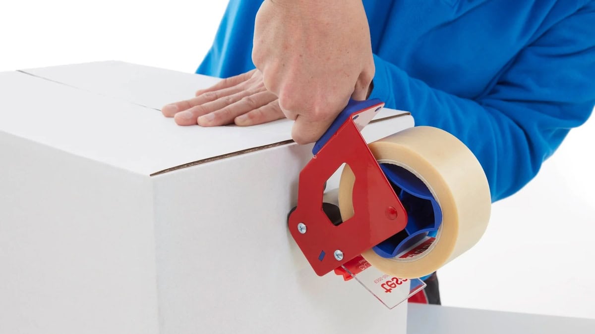 tesapack® PVC Verpackungsklebeband 4100 PVC, 50 mm x 1000 m, 0,065 mm, Braun, Für mittelschwere Versandkartons bis 20 Kg