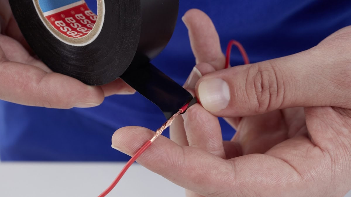 tesaflex® 4163, 19 mm x 33 m, 0,13 mm, Schwarz, Premium Weich-PVC-Klebeband, Isolierband