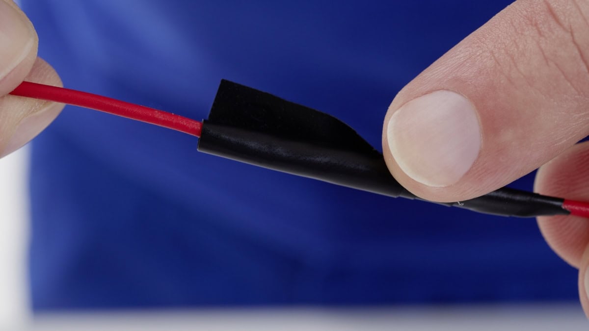 tesaflex® 4163, 25 mm x 33 m, 0,13 mm, Schwarz, Premium Weich-PVC-Klebeband, Isolierband