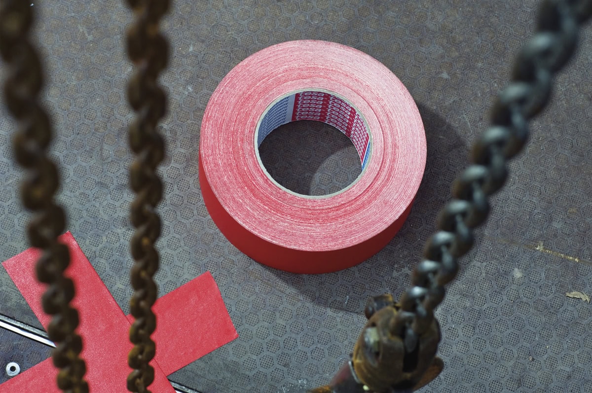 tesaband® Gewebeband 53799, 38 mm x 25 m, 0,31 mm, Rot, Reflektierendes Gewebeband mit PE-Beschichtung für raue Untergründe