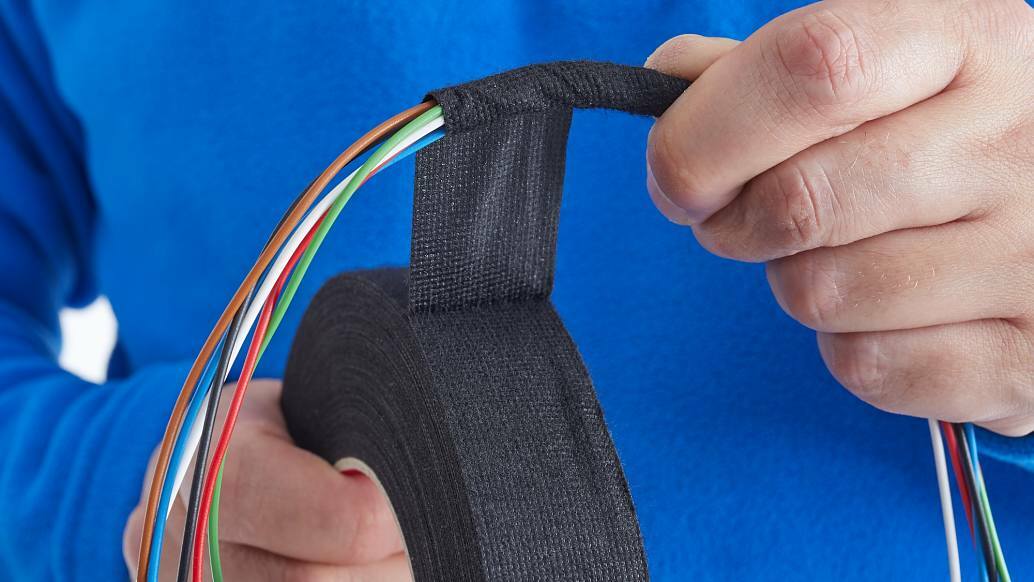 tesa® PET Vliesband / Kabelsatzband 51609, 9 mm x 50 m, 0,28 mm, Schwarz, Geräuschdämmend, Ideal zum Umwickeln von Kabelsätzen