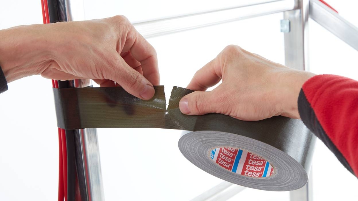 tesaband® 53799, 50 mm x 50 m, 0,31 mm, Olivgrün, Reflektierendes Gewebeband mit PE-Beschichtung